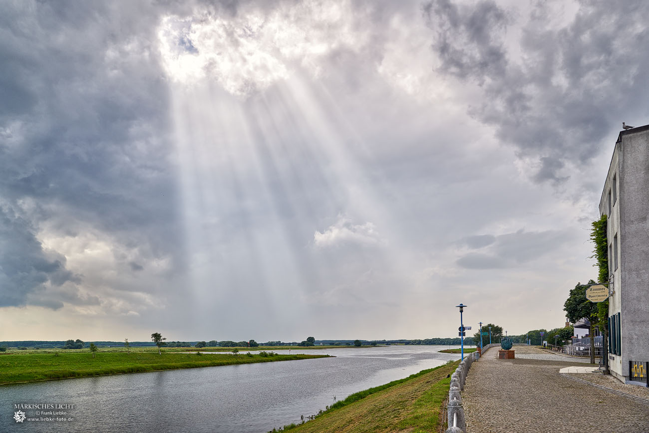 Magisches Licht am Elbe-Hafen Wittenberge kurz vor dem Regen