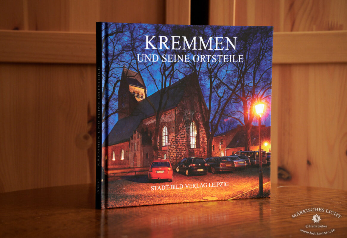Titelbild Kirche Kremmen am Adventsabend, Foto: Frank Liebke