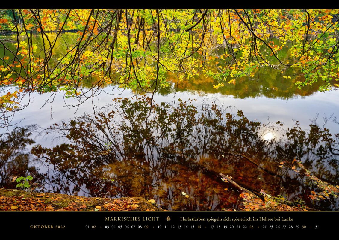 Oktober - Herbstfarben spiegeln sich spielerisch im Hellsee bei Lanke