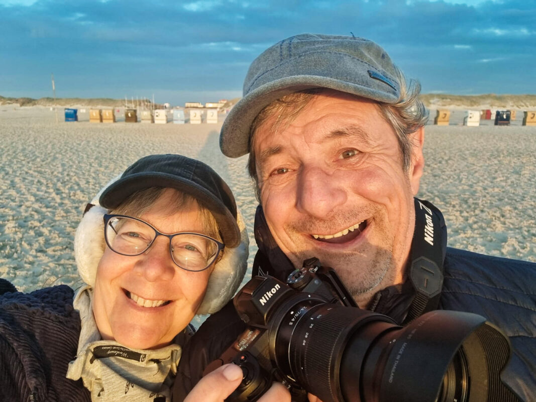 So sehen glückliche Menschen am Strand von Norddorf auf Amrum aus, wenn sie den Sonnenuntergang erleben. Und sich ganz eins wissen :)
