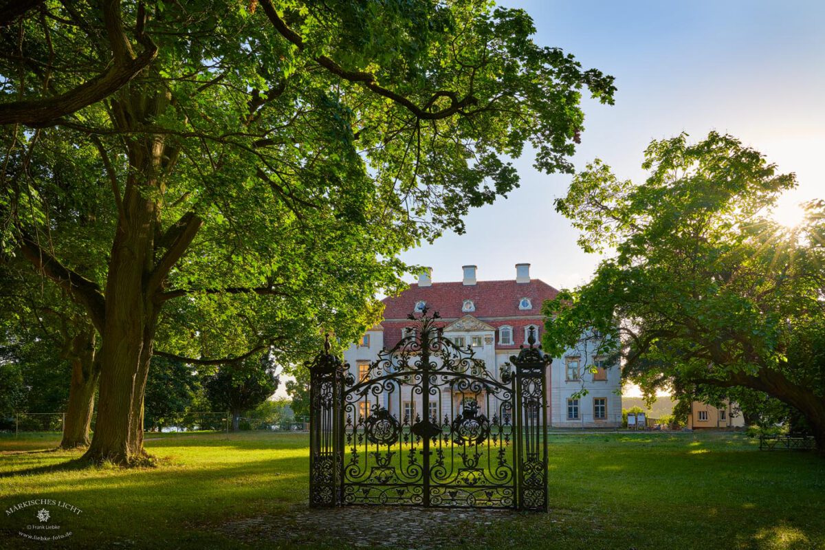 Abends im Ivenacker Schlosspark. Am Schloss selbst wird reichlich saniert.