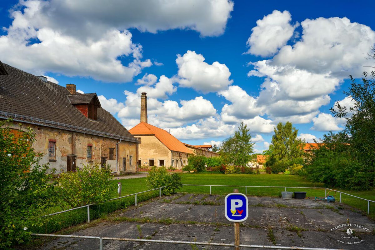 Selbst Parkplatzschilder sehen in Blumenow etwas anders aus ;) ,
im Hintergrund der Schornstein der alten Fabrik, mit dem Stochennest