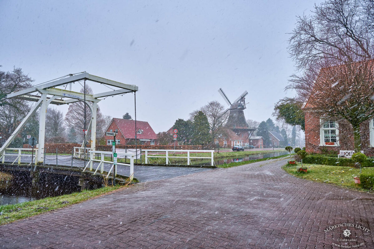 Schneefall in Großefehn, in Ostfriesland. Hier wohnte der letzte des "windigen Viererbundes aus dem Darsswald"