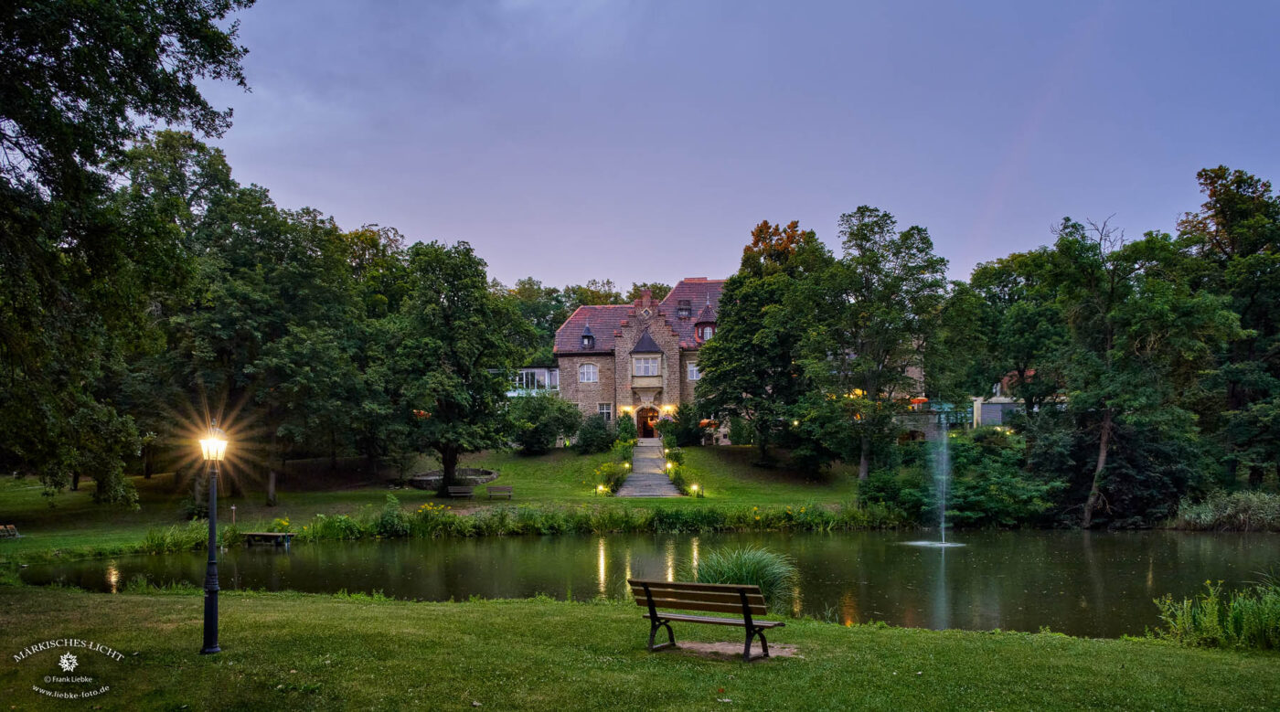 Villa, Teich und Park. Ein wunderbar ruhiges Vergnügen. Dazu der erfrischende Landregen, Widerschein vom Sonnenuntergang im Himmel und rechts ein zarter Regenbogen. Das Ende eines guten Sommertages...