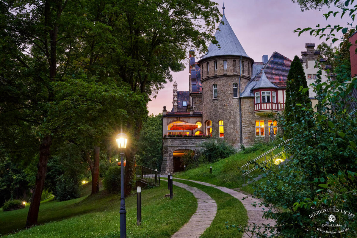 Auffahrt zur Villa Westerberge. Unser Turmzimmer mit den neun schmalen, gemütlichen Fenstern lockt zum Ausspannen. 