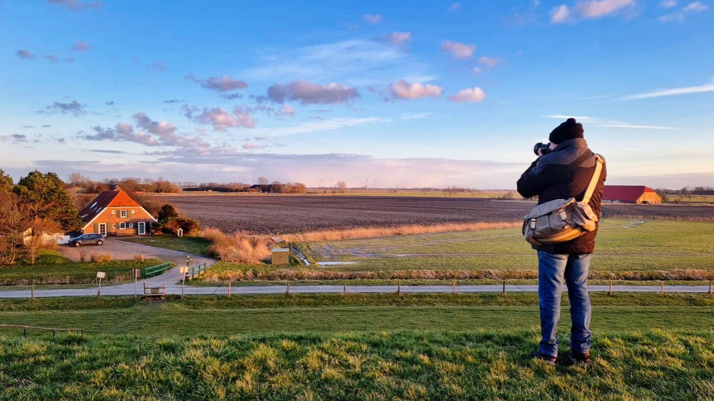 Der Blick vom Deich aufs Land in der Ostbense. Hier spielt alles was wichtig ist. Im Roman, aber auch im Leben. Das oft einen Roman wert ist. (Foto: Patricia Koelle)