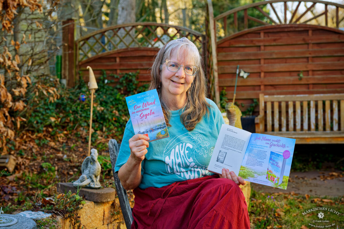 Patricia Koelle mit dem Autorenexemplar des vierten Bandes der Flaschenschiff-Reihe.