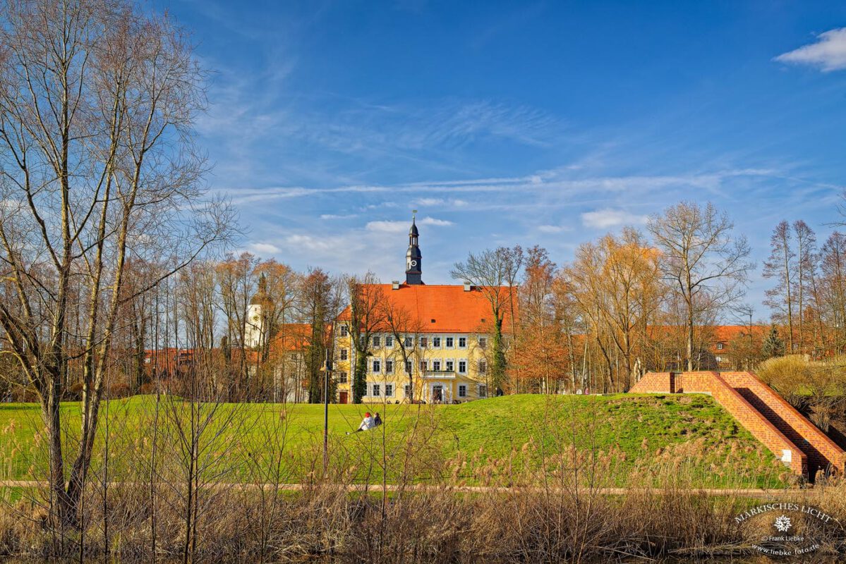 "Hier bin ich Mensch, hier darf ich sein" Osterlicht über Schloss Lübben