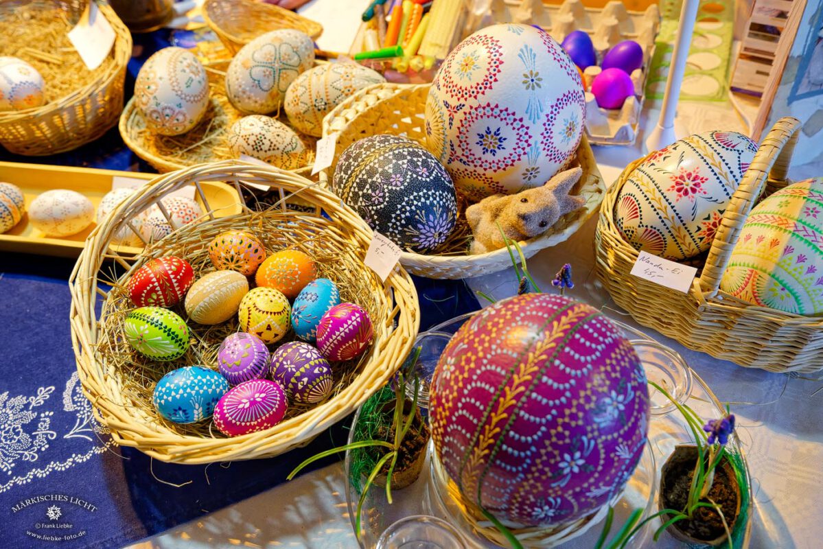 Traditionelle und wunderschöne Kunst. Filigran bemalte Ostereier.