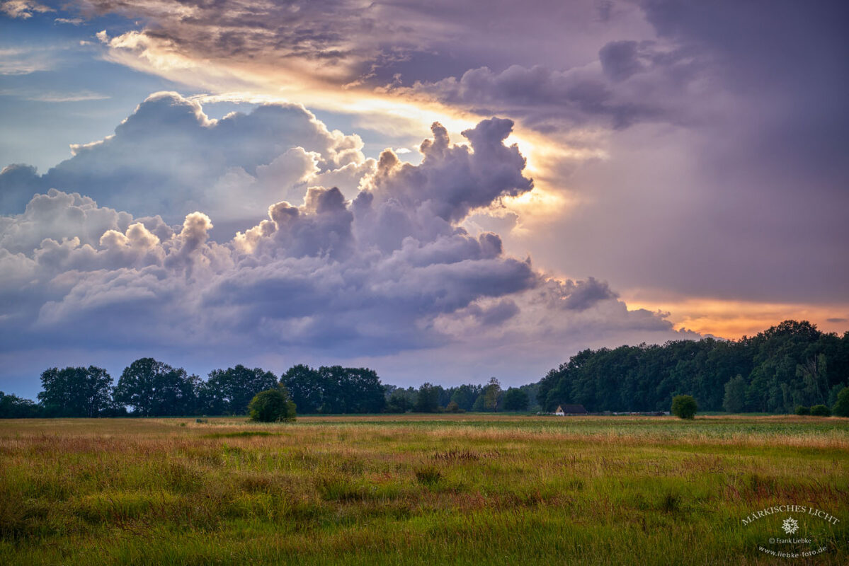 Nach dem Gewitter kämpft sich das Licht durch die Wolken