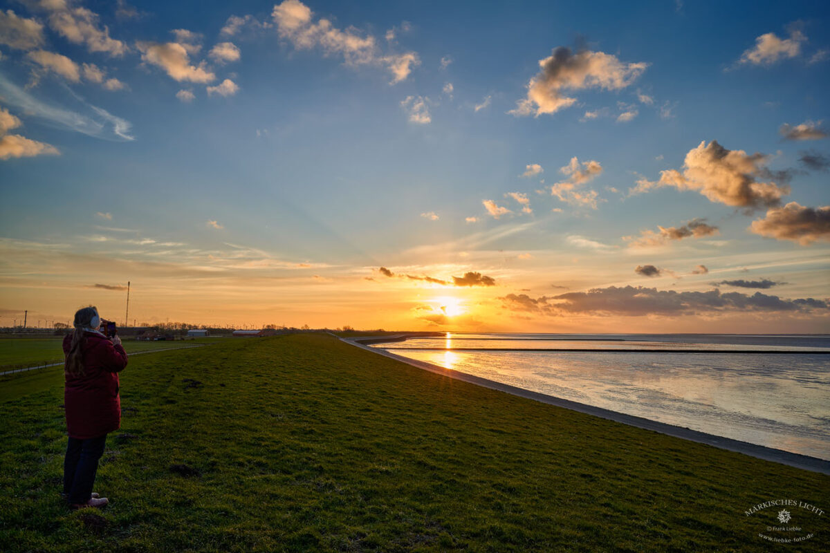 Abends standen wir an der Ostbense in Ostfriesland gern auf dem Deich und erlebten den Feierabend.