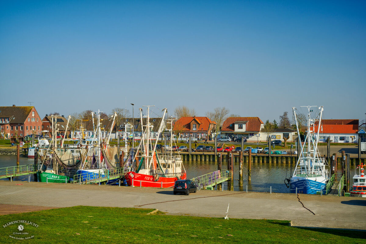 Seitenblick über den kleinen Sielhafen zur Häuserzeile mit der herrlichen Gaststätte, die wir gern besuchten. Lecker.... :)