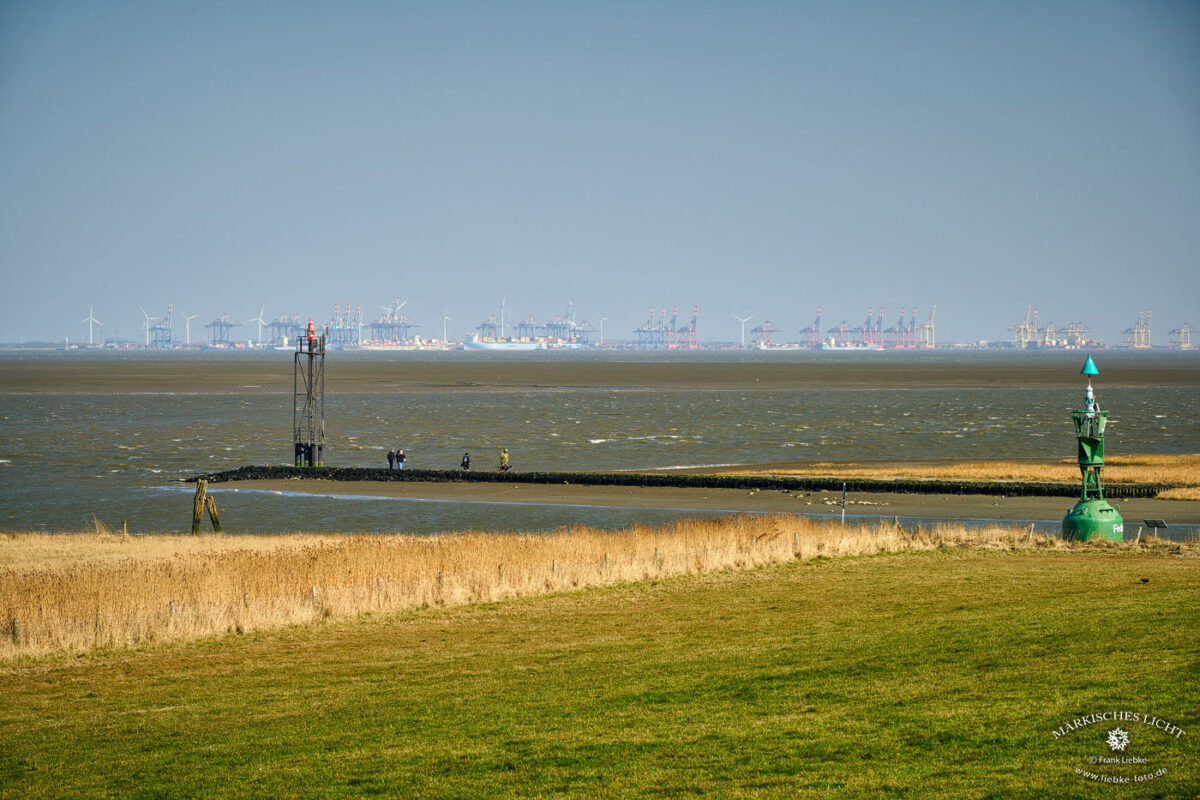 Blick über die Weser zum Terminal von Bremerhaven